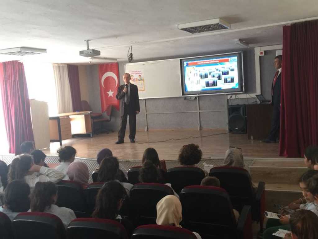 İzmir Urla İmam-Hatip Ortaokulu'nda Bilinçli ve Güvenli İnternet Semineri