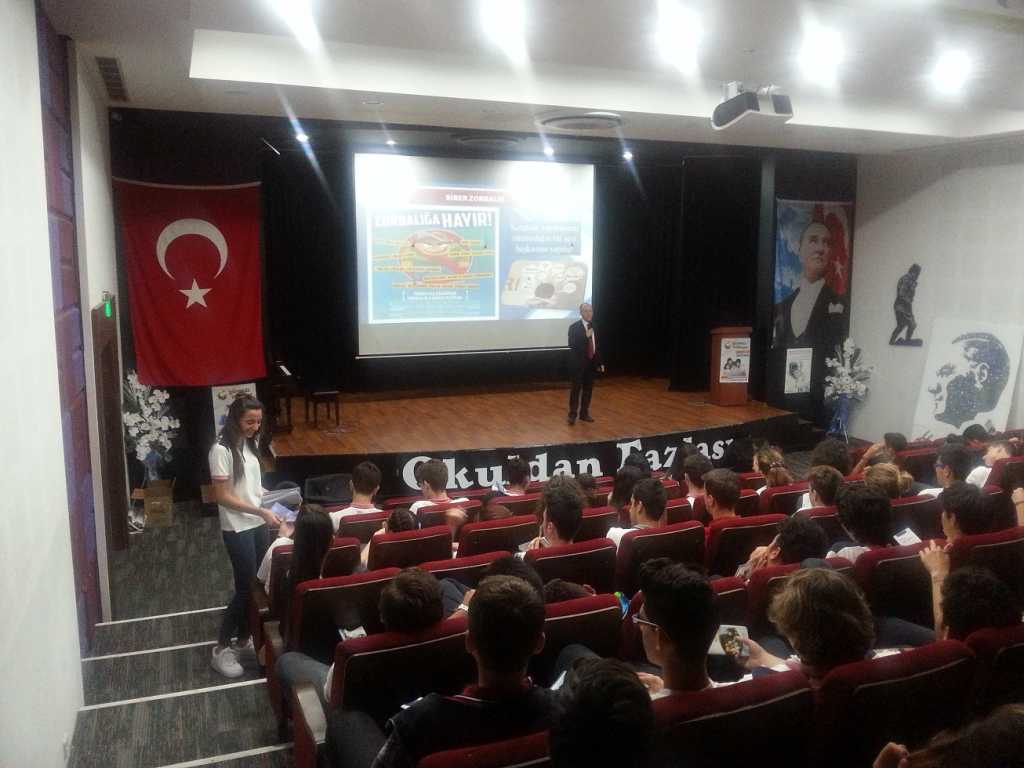 İzmir Buca Zübeyde Hanım Eğitim Kurumları Buca Kampüsü'nde Bilinçli ve Güvenli İnternet Semineri