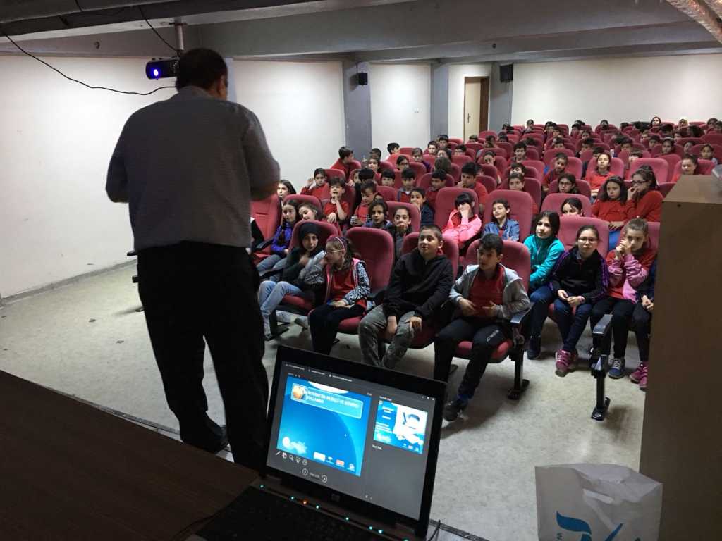 Samsun İlkadım Belediye Ortaokulu'nda Bilinçli ve Güvenli İnternet Semineri