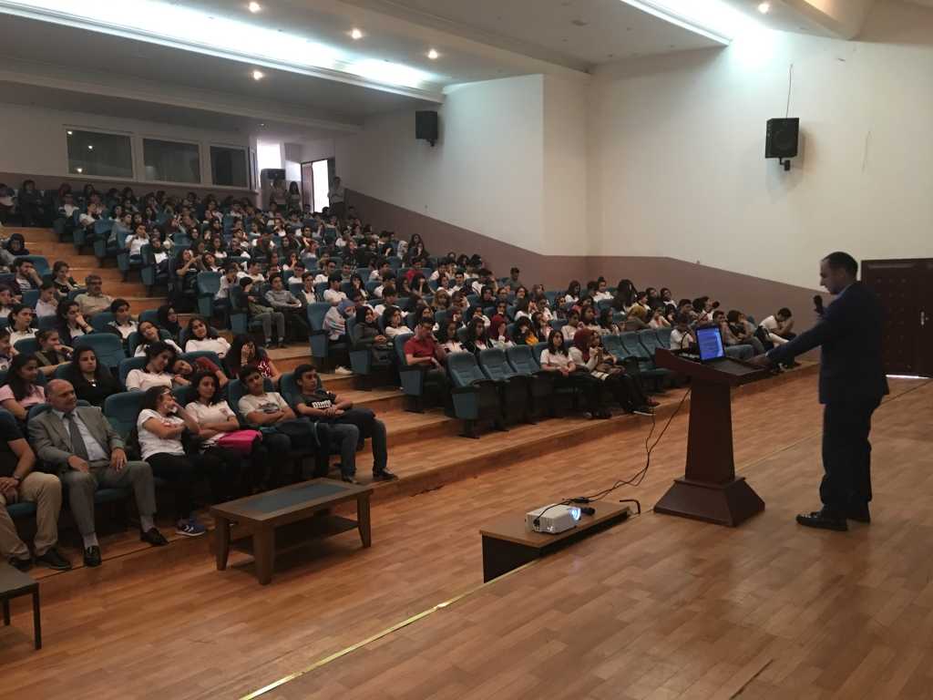 Diyarbakır Yenişehir Rekabet Kurumu Cumhuriyet Fen Lisesi'nde Bilinçli ve Güvenli İnternet Semineri