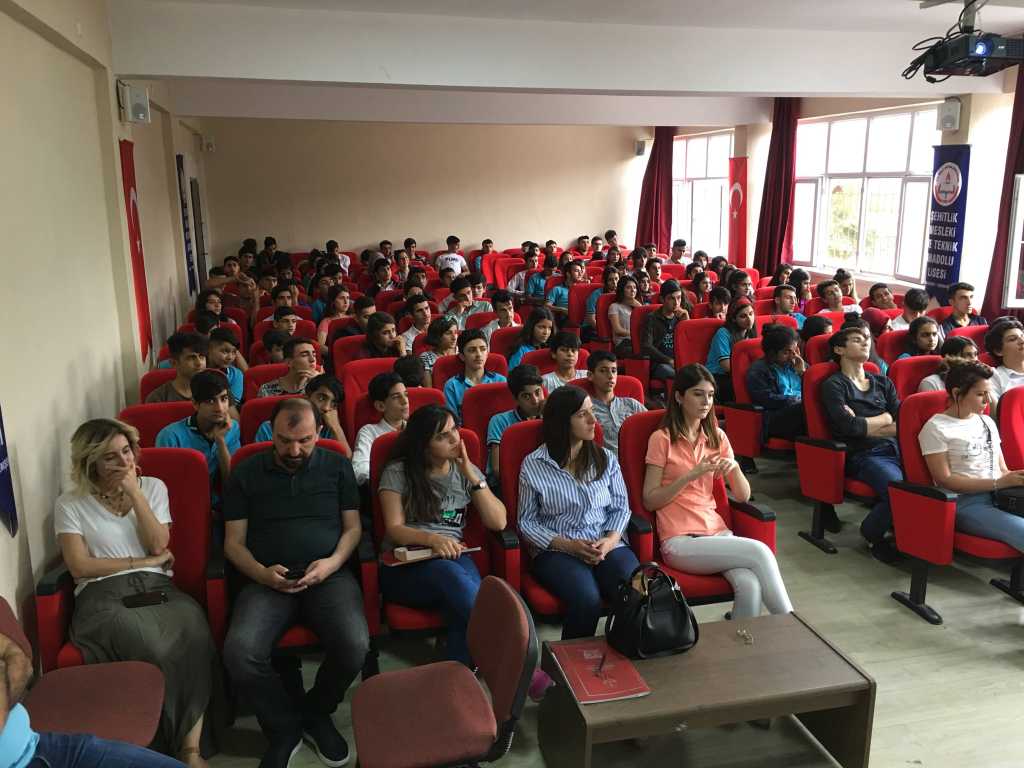 Diyarbakır Yenişehir Şehitlik Mesleki ve Teknik Anadolu Lisesi'nde Bilinçli ve Güvenli İnternet Semineri