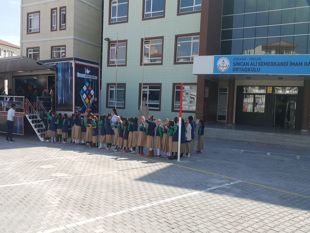 Güvenli İnternet Tırı Ankara Etimesgut Ali Semerkandi Ortaokulu'nda