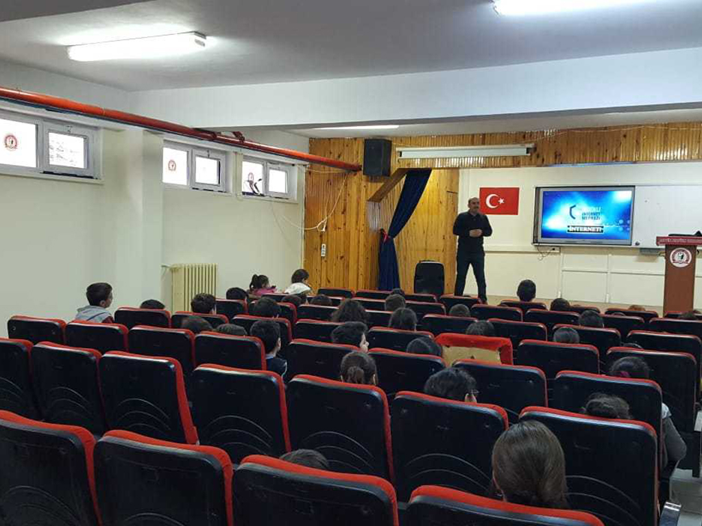 Artvin Atatürk Ortaokulunda, Bilinçli Ve Güvenli İnternet Semineri