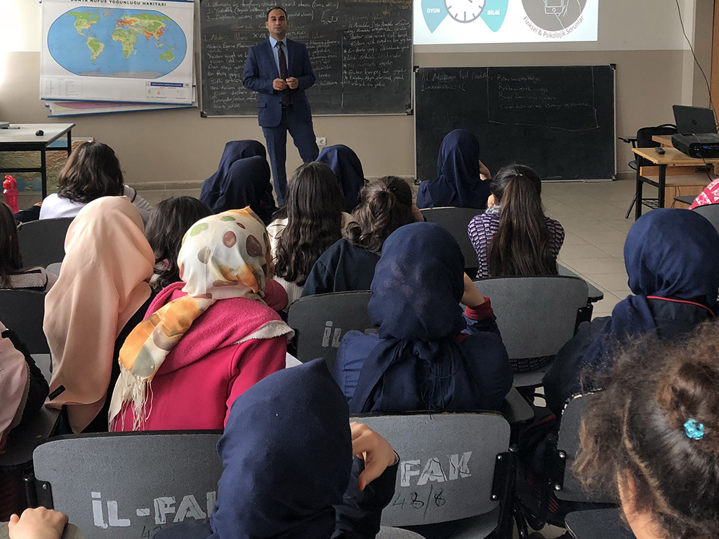 Diyarbakır Ertuğrul Gazi İmam-Hatip Ortaokulu'nda Bilinçli ve Güvenli İnternet Semineri
