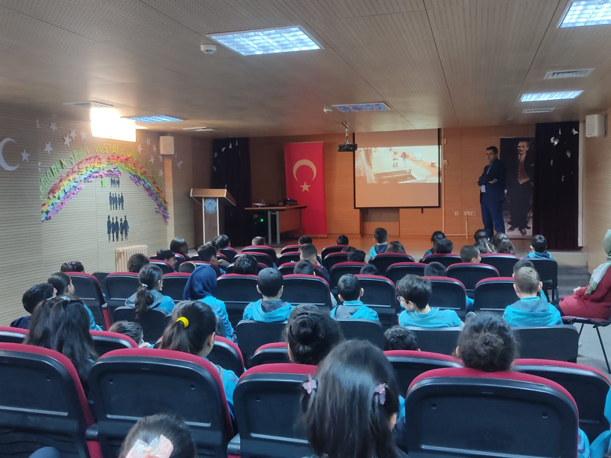 Ankara Keçiören Şehit Mustafa Ünal Ortaokulu Öğrencilerine Yönelik Bilinçli ve Güvenli İnternet Kullanımı Semineri