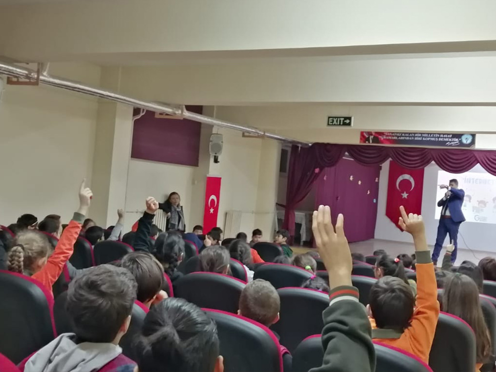 Ankara Etimesgut Eryaman Türkkonut İlkokulu Öğretmen ve Velilere, Bilinçli ve Güvenli İnternet Semineri