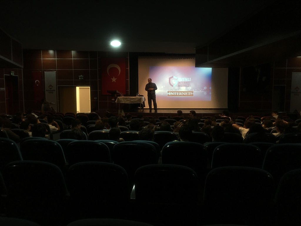 Samsun Atakum Özel Bahçeşehir Ortaokulu'nda Bilinçli ve Güvenli İnternet Semineri