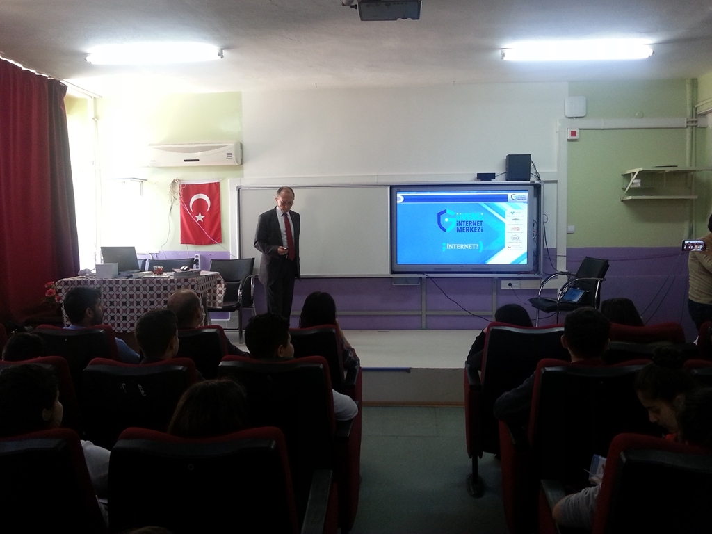 İzmir Beydağ Atatürk Ortaokulu'nda Bilinçli ve Güvenli İnternet Semineri
