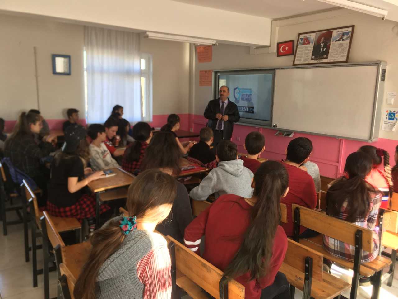 Samsun Tekkeköy Kerimbey Ortaokulun'da Bilinçli Ve Güvenli İnternet Semineri