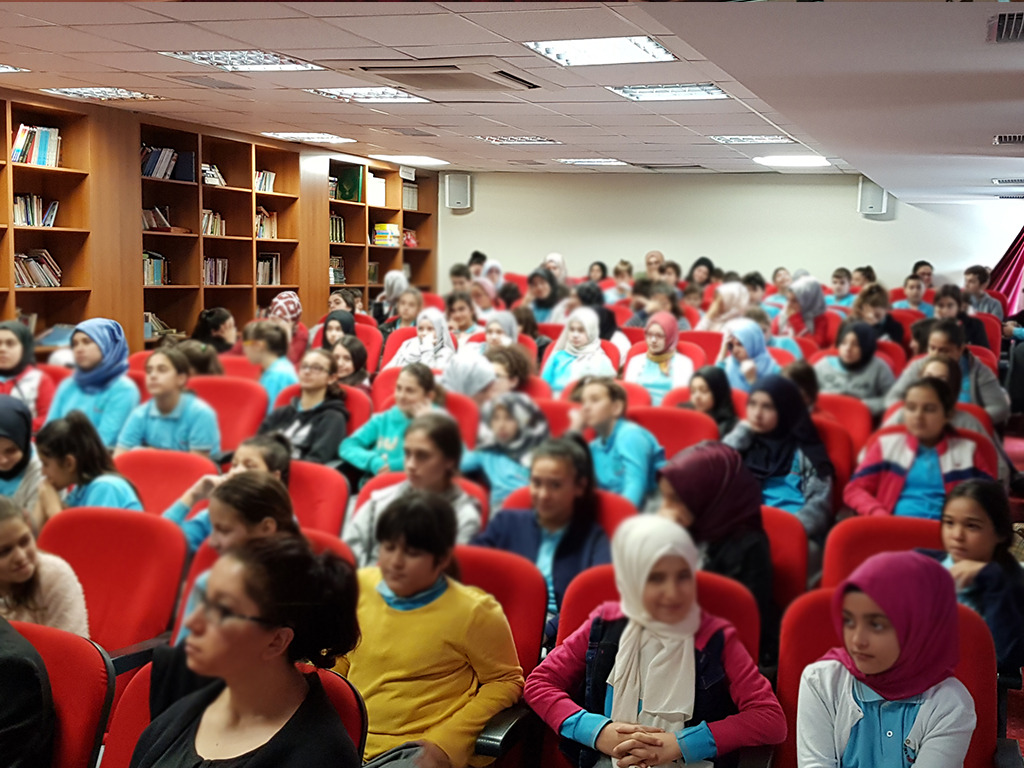 İstanbul Zeytinburnu TOKİ Seyit Nizam Şehit Semih Balaban İmam-Hatip Ortaokulu'nda Bilinçli ve Güvenli İnternet Semineri