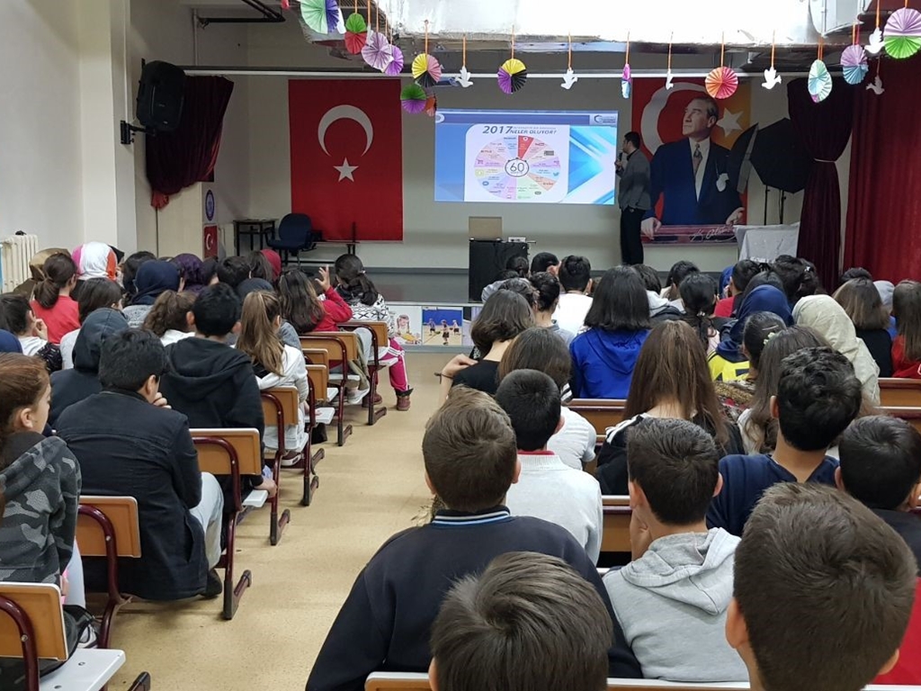 İstanbul Hayriye Gök Ortaokulu'nda Bilinçli ve Güvenli İnternet Semineri