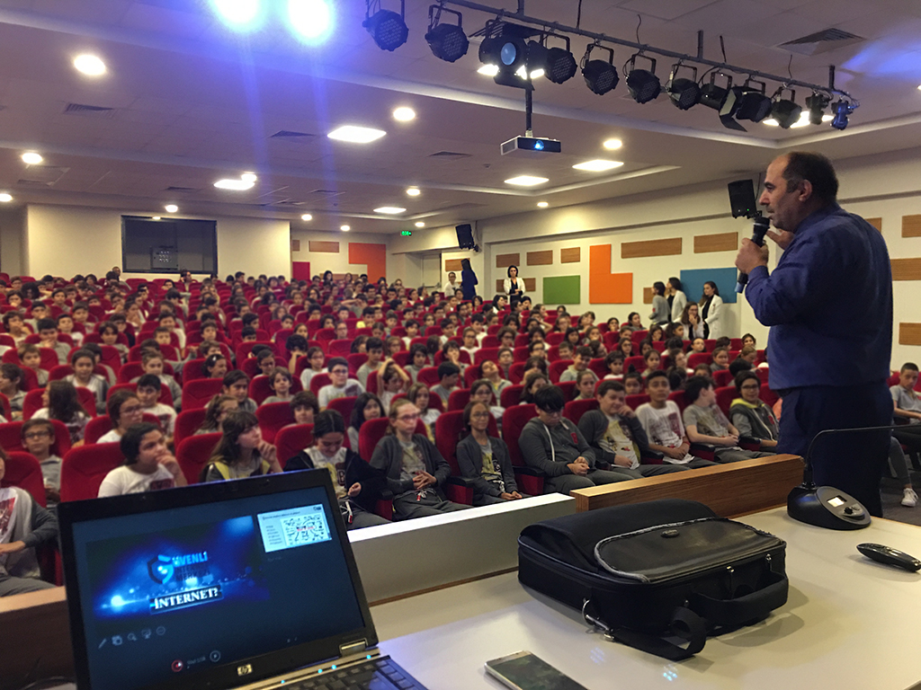 Samsun 19 Mayıs Özel Bahçeşehir Ortaokulu'nda Bilinçli ve Güvenli İnternet Semineri