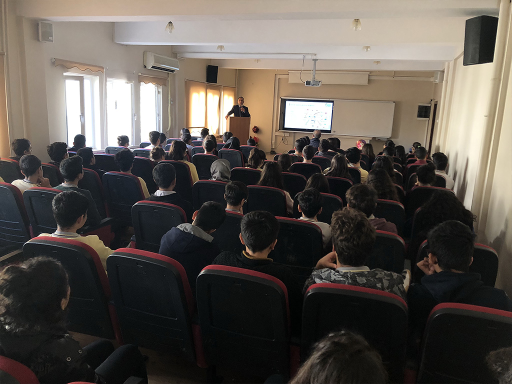 Diyarbakır Selahattin Eyyubi Anadolu Lisesi'nde Bilinçli ve Güvenli İnternet Semineri