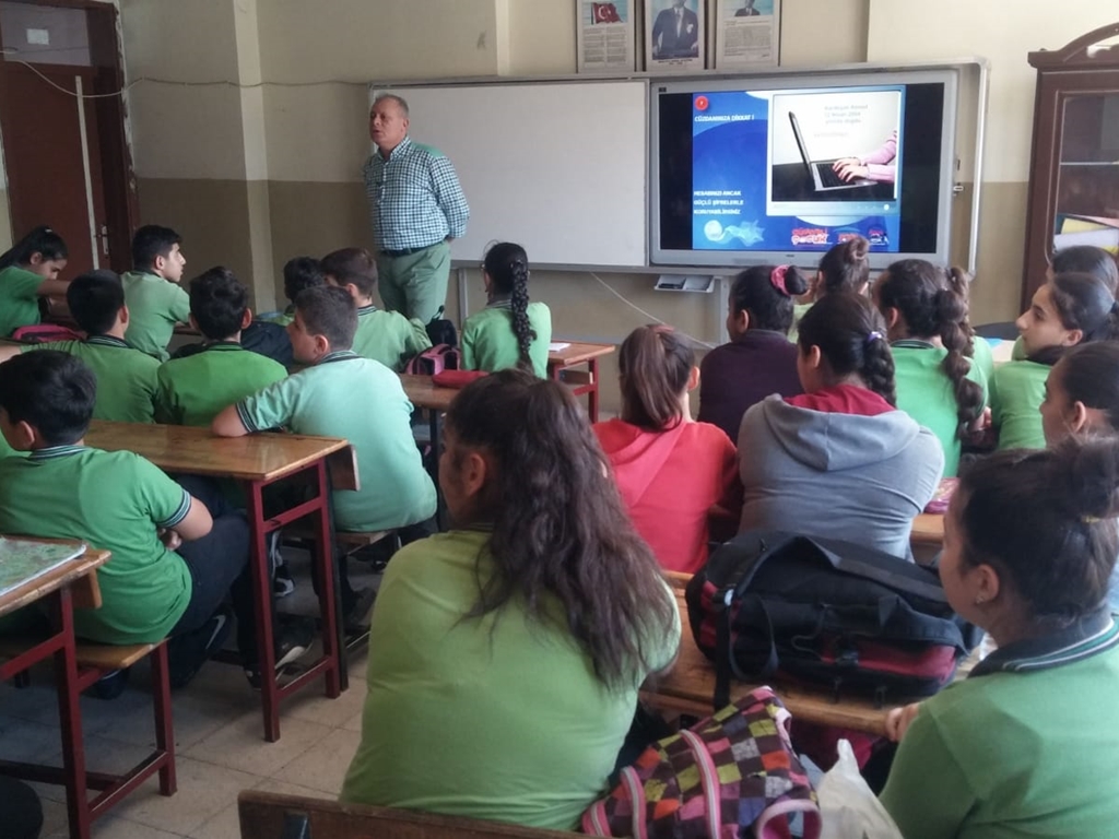 Antakya Şehit Nizam Akdeniz Ortaokulu'nda Bilinçli ve Güvenli İnternet Semineri