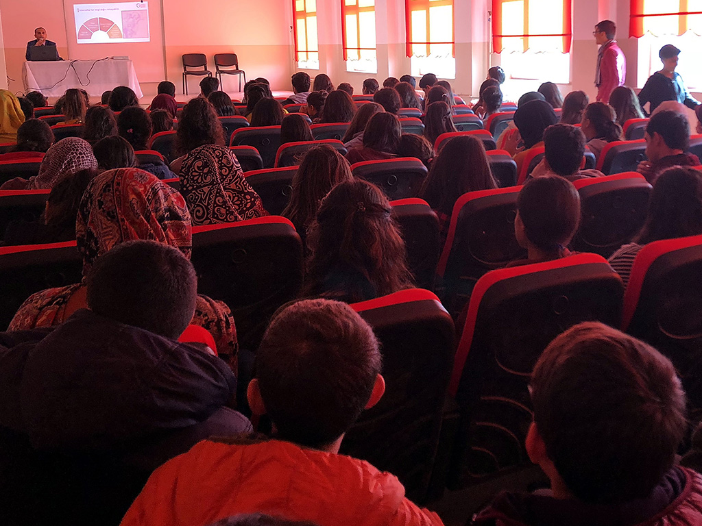 Diyarbakır Neşet Ertaş Anadolu Lisesi'nde Bilinçli ve Güvenli İnternet Semineri