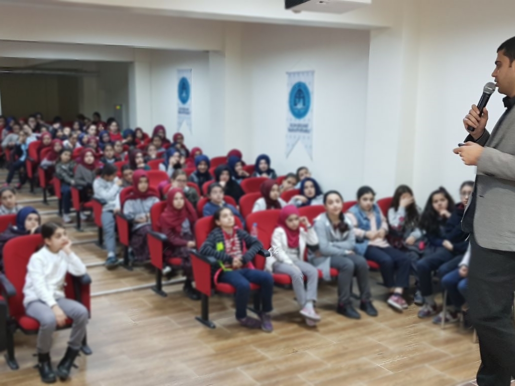 İstanbul Sultan Abdülhamit İmam Hatip Ortaokulu'nda Bilinçli ve Güvenli İnternet Semineri