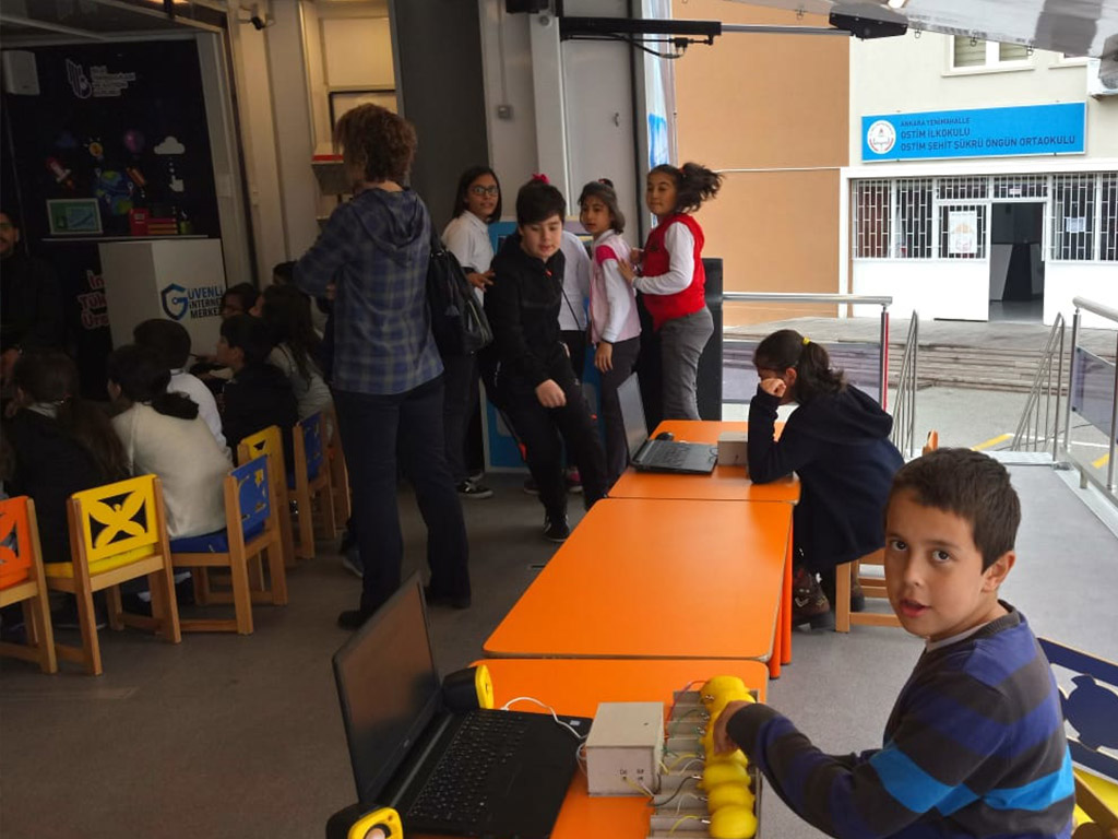 Güvenli İnternet Tırı Ankara Yenimahalle Şehit Şükrü Öngün Ortaokulu'nda