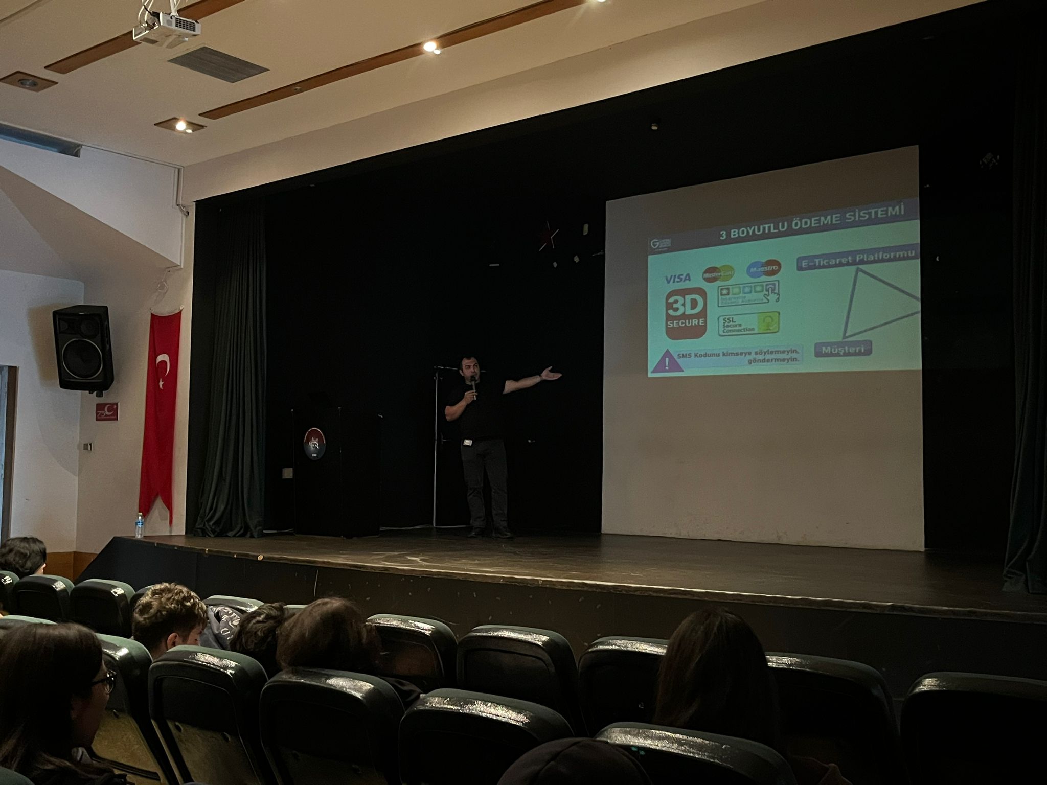 İstanbul Üsküdar Hacı Sabancı Anadolu Lisesi Öğrencilerine Yönelik Bilinçli ve Güvenli İnternet Kullanımı Semineri
