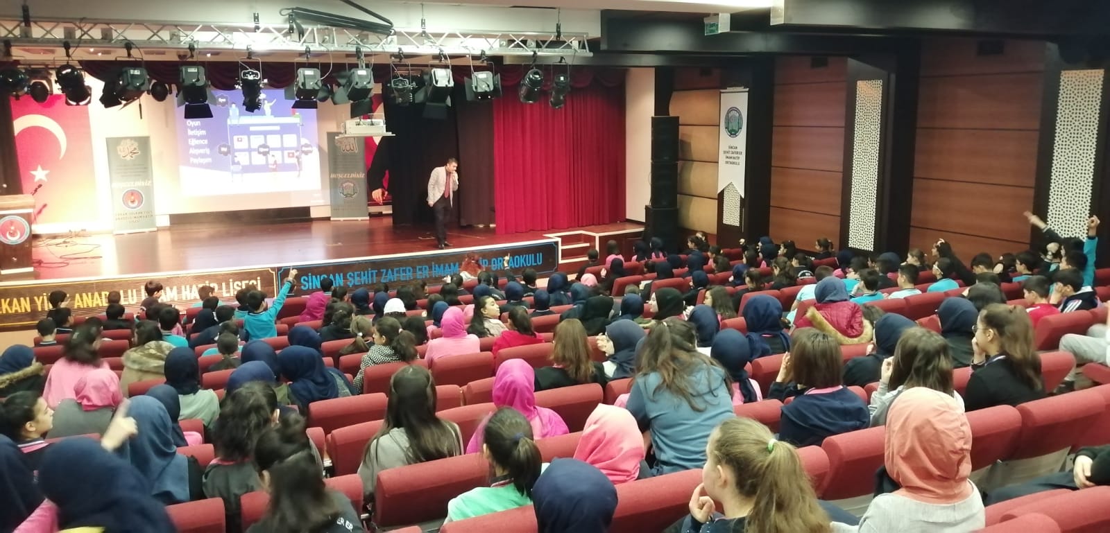Ankara Sincan Şehit Zafer Er İmam Hatip Ortaokulu'nda, Bilinçli ve Güvenli İnternet Semineri