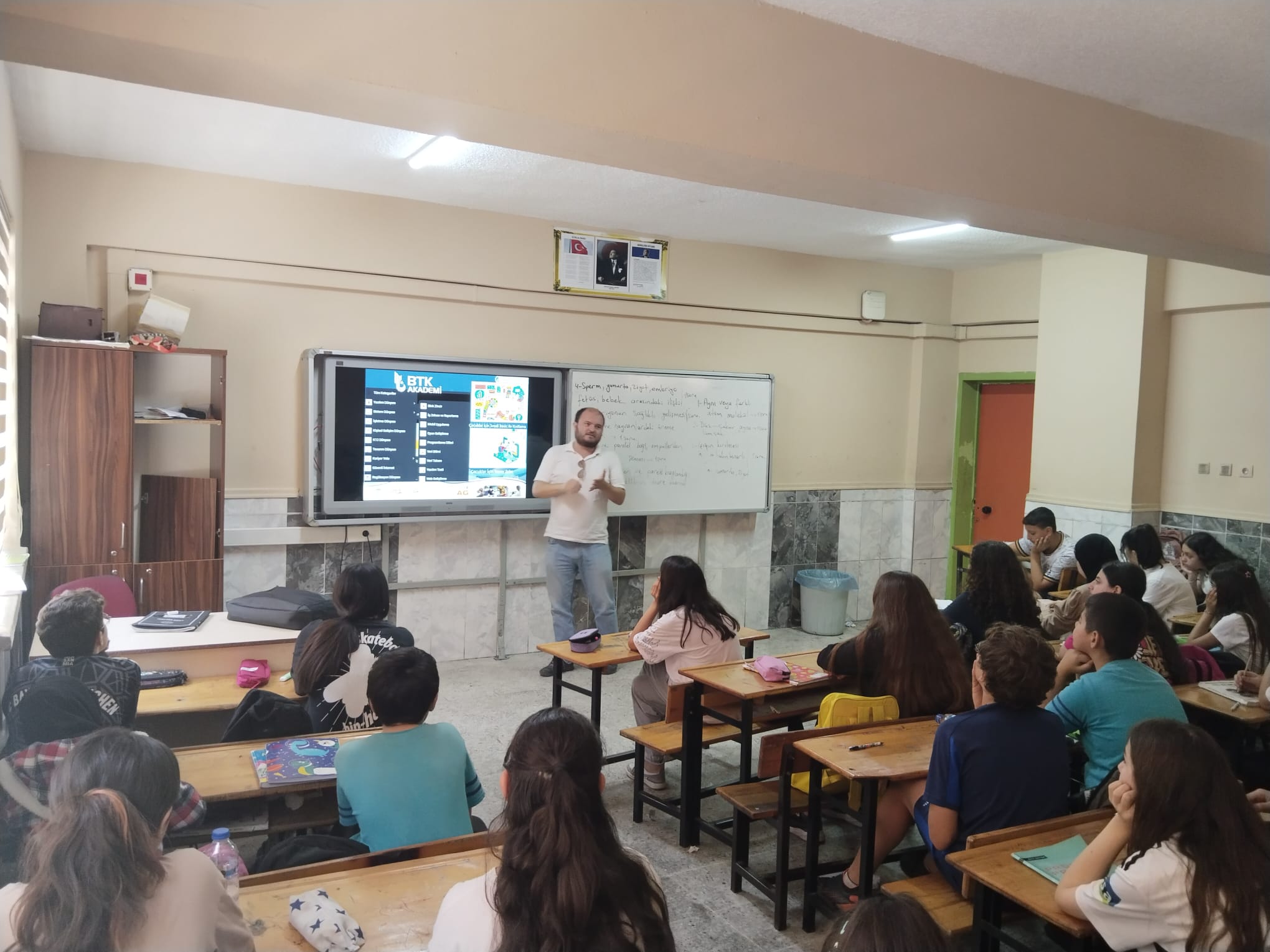 Mersin Akdeniz Gazipaşa Ortaokulu Öğrencilerine Yönelik Bilinçli ve Güvenli İnternet Kullanımı Semineri