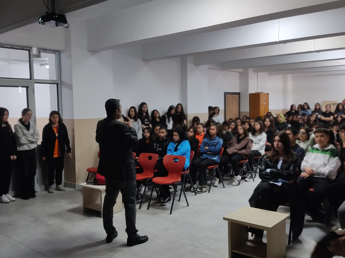 Ankara Keçiören Katip Çelebi Anadolu Lisesi Öğrencilerine Yönelik Bilinçli ve Güvenli İnternet Kullanımı Semineri