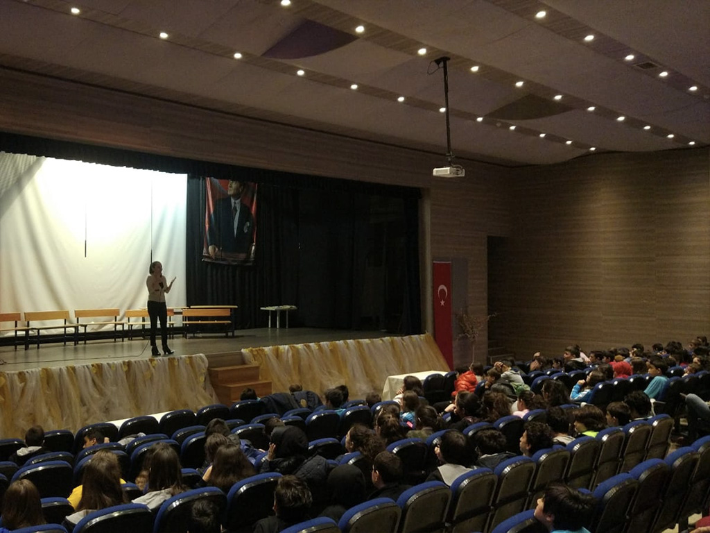 İstanbul Başakşehir İBB Akşemsettin Ortaokulu'nda Bilinçli ve Güvenli İnternet Semineri