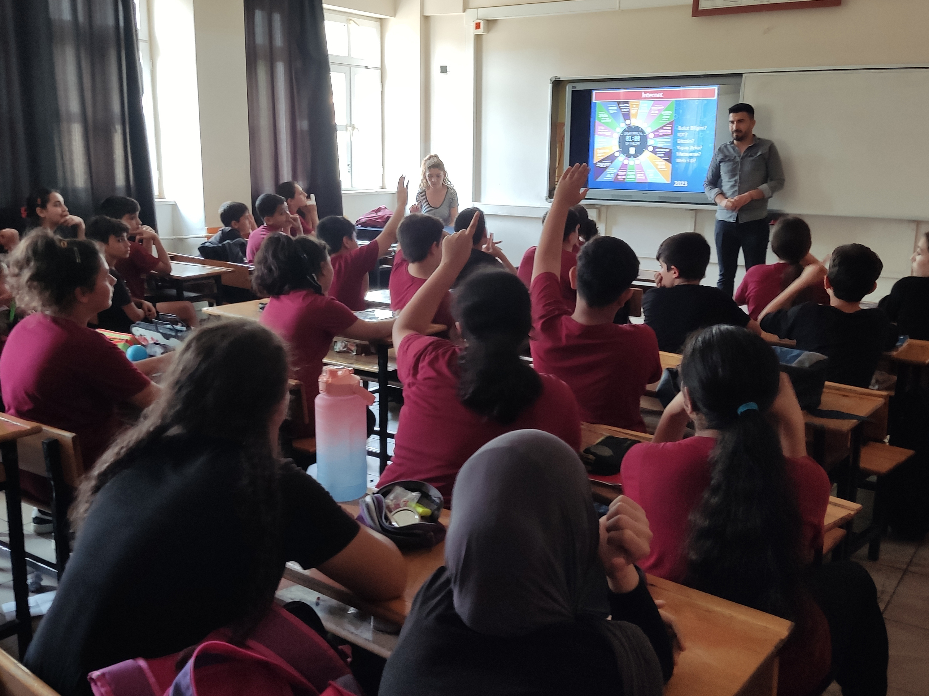 Mersin Toroslar Hüseyin Güvercin Ortaokulu Öğrencilerine Yönelik Bilinçli ve Güvenli İnternet Kullanımı Semineri