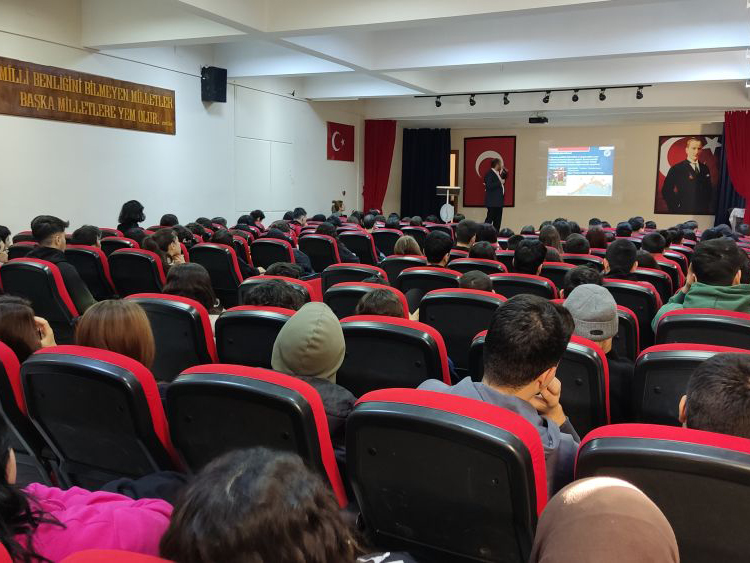Mersin Yenişehir Hacı Sabancı Anadolu Lisesi Öğrencilerine Yönelik Bilinçli ve Güvenli İnternet Kullanımı Semineri