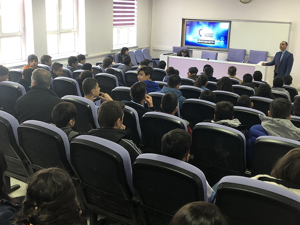 Diyarbakır Mesleki Teknik Anadolu Lisesi'nde Bilinçli ve Güvenli İnternet Semineri