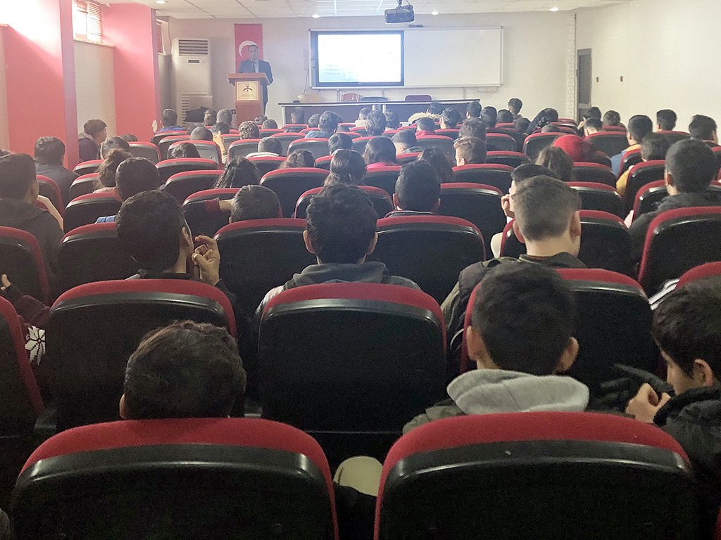 Diyarbakır Ahmedi Hani Anadolu Lisesi'nde Bilinçli ve Güvenli İnternet Semineri
