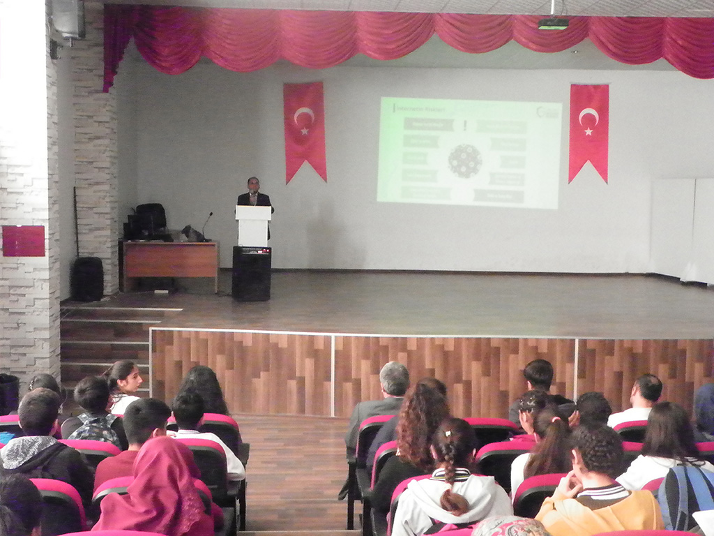 Diyarbakır Gaffar Okan Anadolu Lisesi'nde Bilinçli ve Güvenli İnternet Semineri