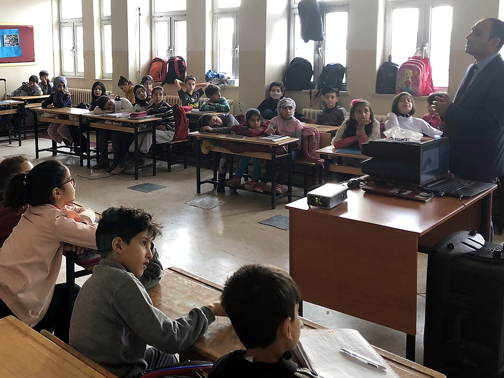 Diyarbakır Mehmet Akif İnan İmam-Hatip Ortaokulu'nda Bilinçli ve Güvenli İnternet Semineri