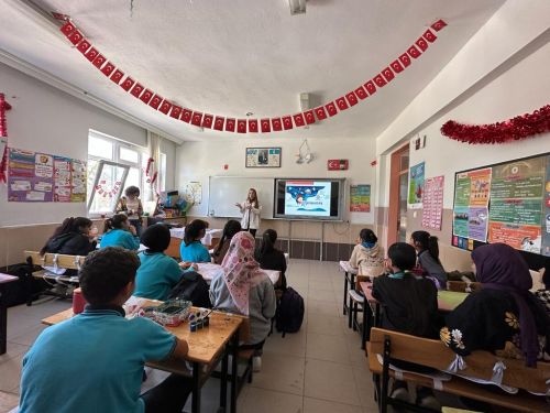 Mersin Tarsus Bolatlı Ortaokulu Öğrencilerine Yönelik Bilinçli ve Güvenli İnternet Kullanımı Semineri
