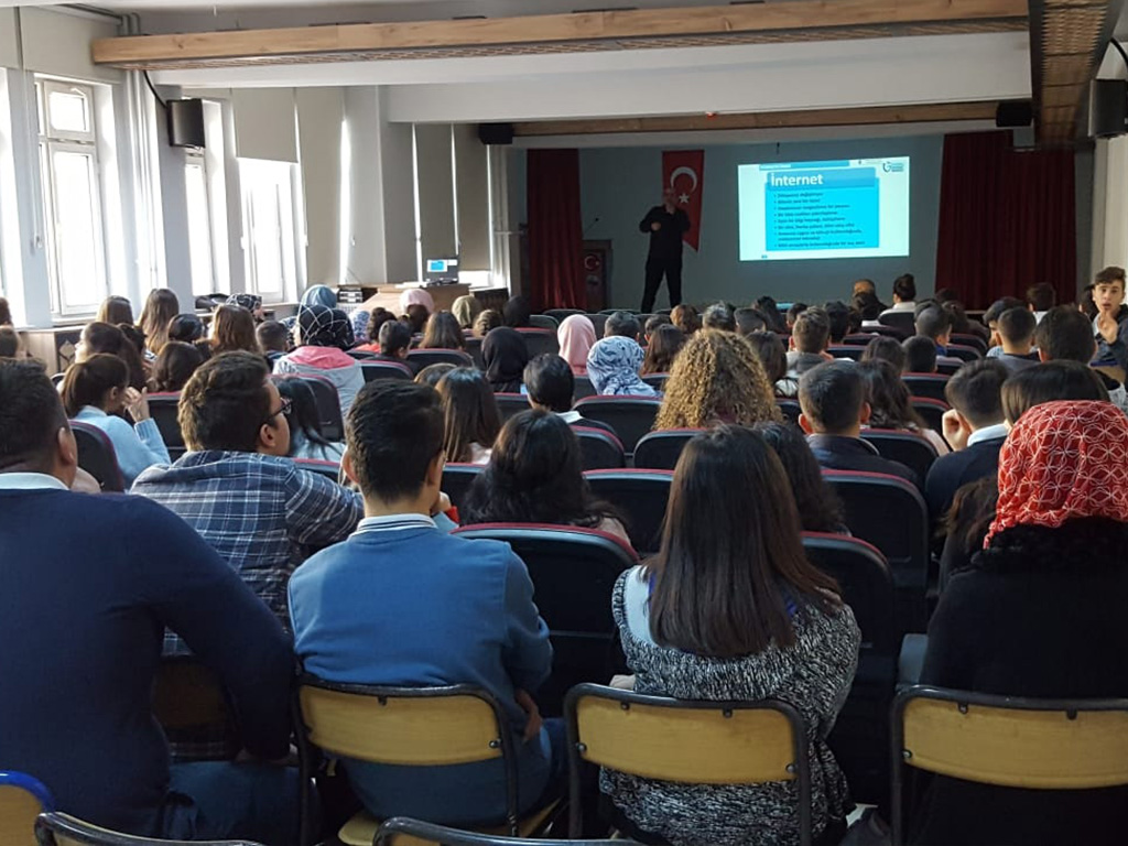 Amasya Göynücek 70. Yıl Mesleki ve Teknik Anadolu Lisesi'nde Bilinçli ve Güvenli İnternet Semineri
