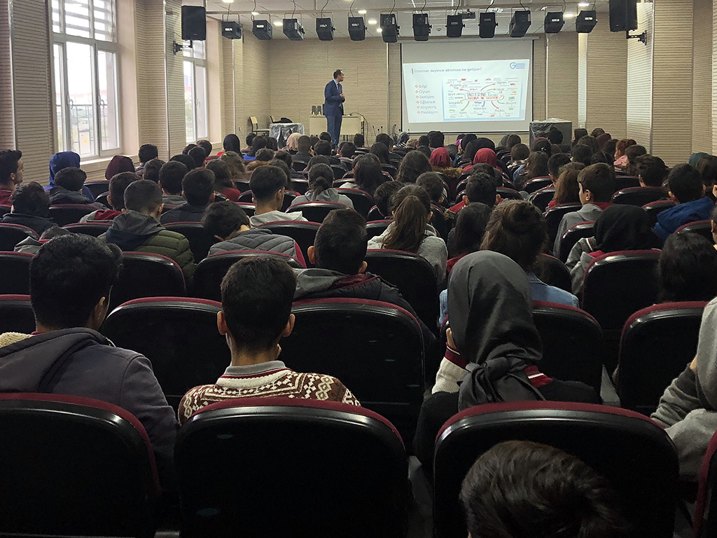 Diyarbakır Milli İrade Anadolu Lisesi'nde Bilinçli ve Güvenli İnternet Semineri