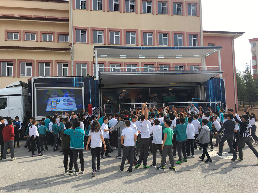 Güvenli İnternet Tırı Ankara Etimesgut Ahi Evran Ortaokulu'nda